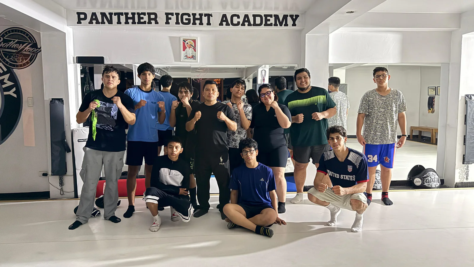 Grupo de alumnos después de una clase de Boxeo en Panther Fight Academy