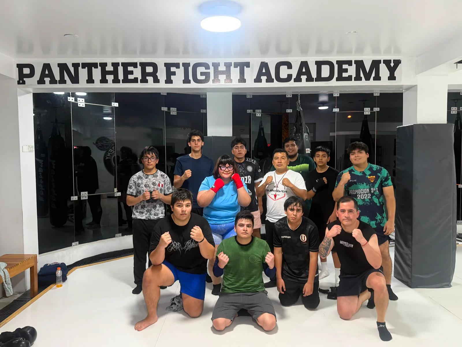 Equipo de Boxeo de Panther Fight Academy en el área de entrenamiento