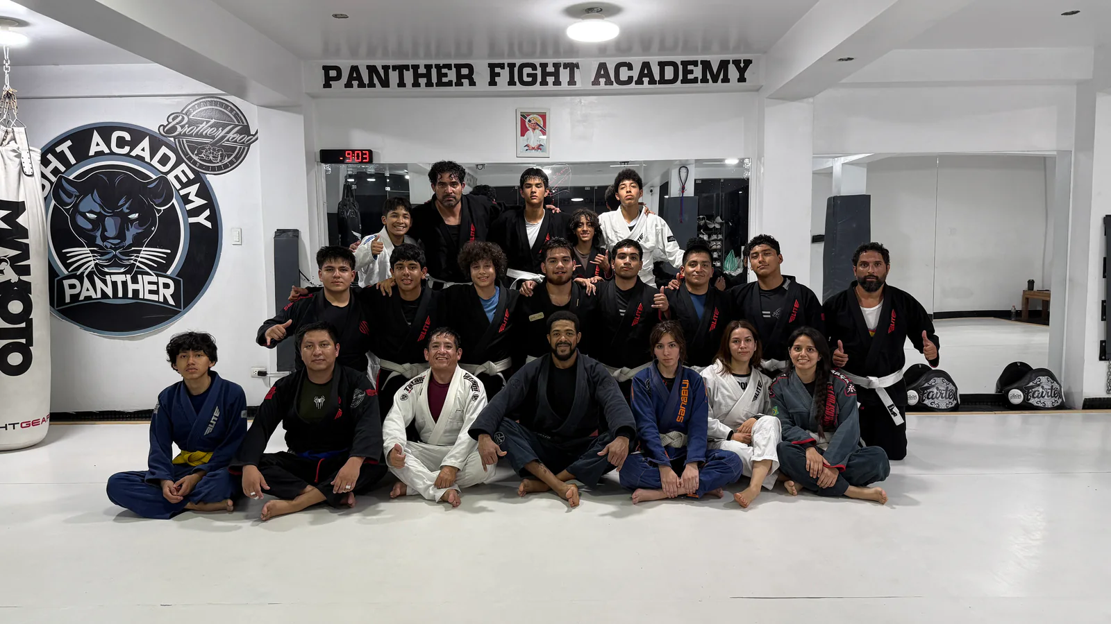 Grupo de alumnos y profesores de Jiu Jitsu de Panther Fight Academy