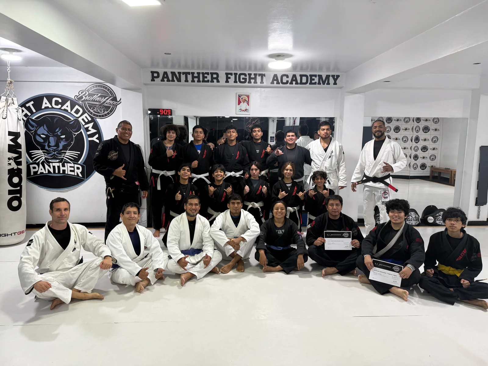Alumnos y profesores durante una graduación de Jiu Jitsu en Panther Fight Academy