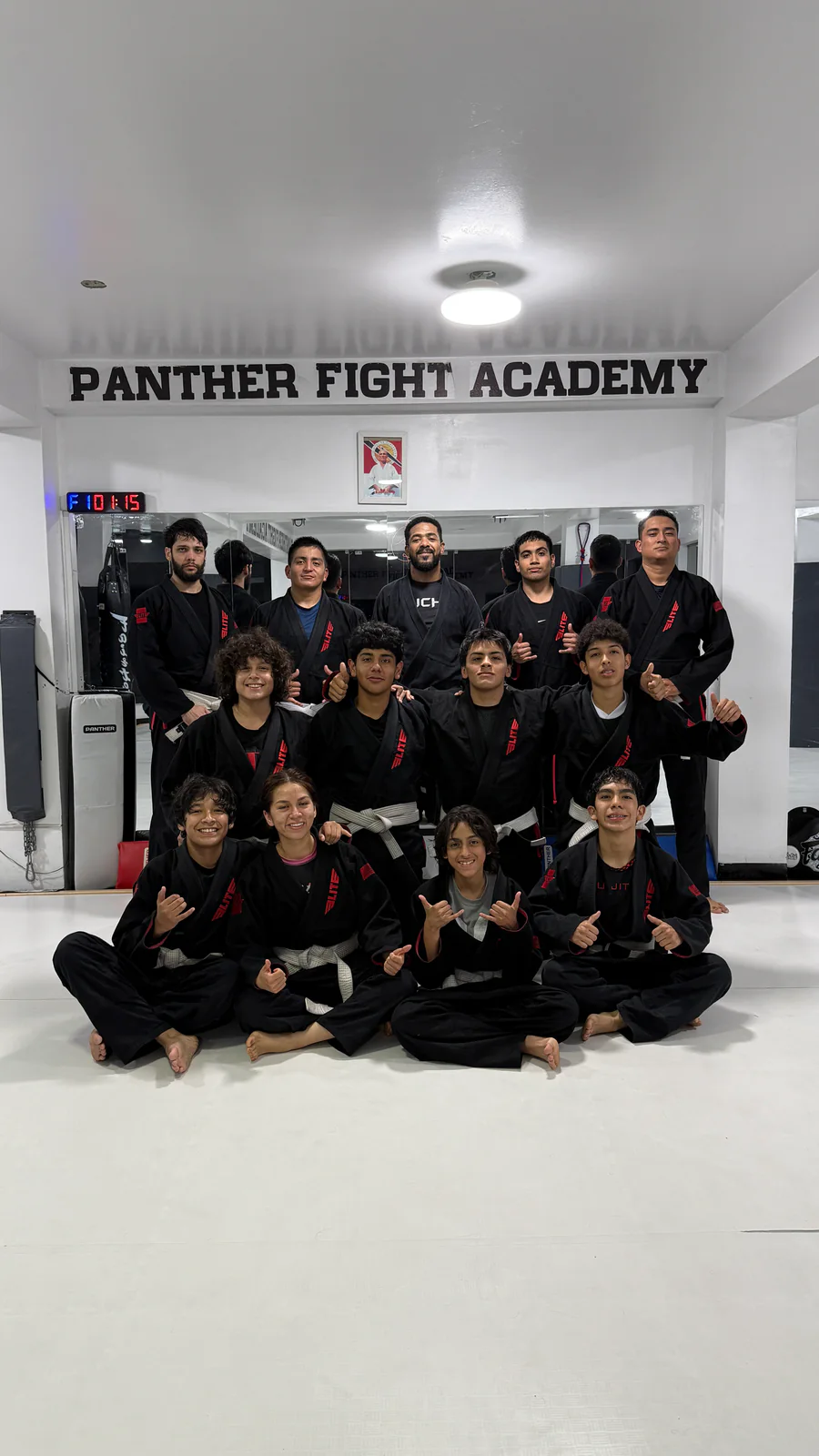 Clase grupal de Jiu Jitsu con alumnos de Panther Fight Academy