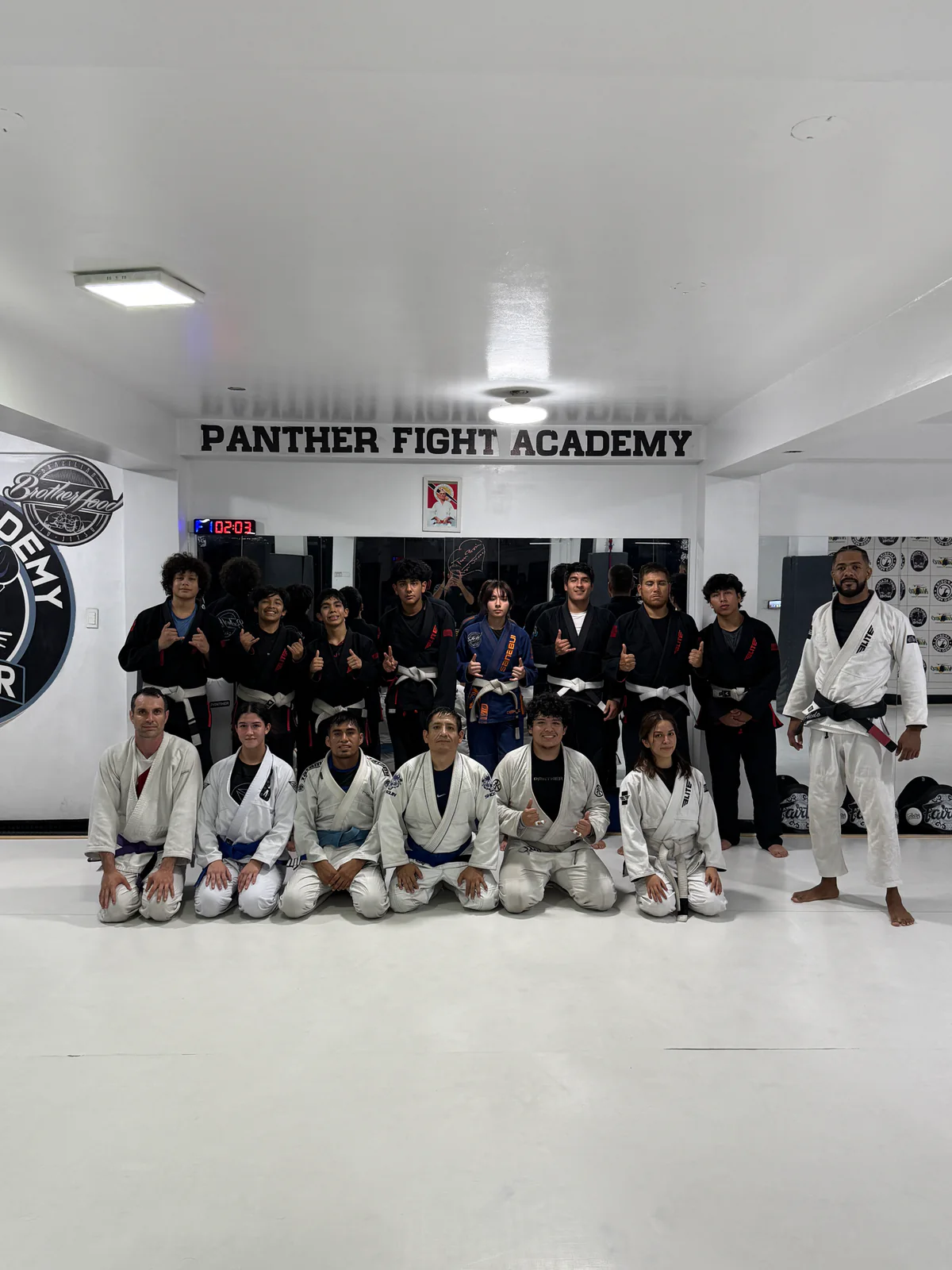 Comunidad de Jiu Jitsu de Panther Fight Academy con uniformes GI