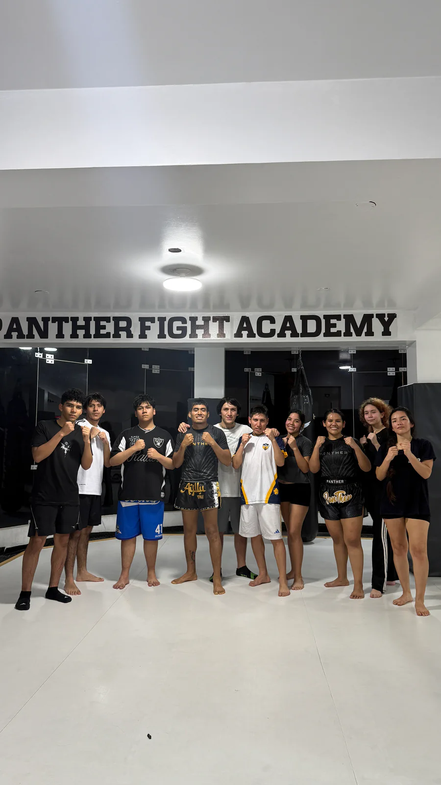 Grupo de alumnos de Muay Thai después de una clase en Panther Fight Academy