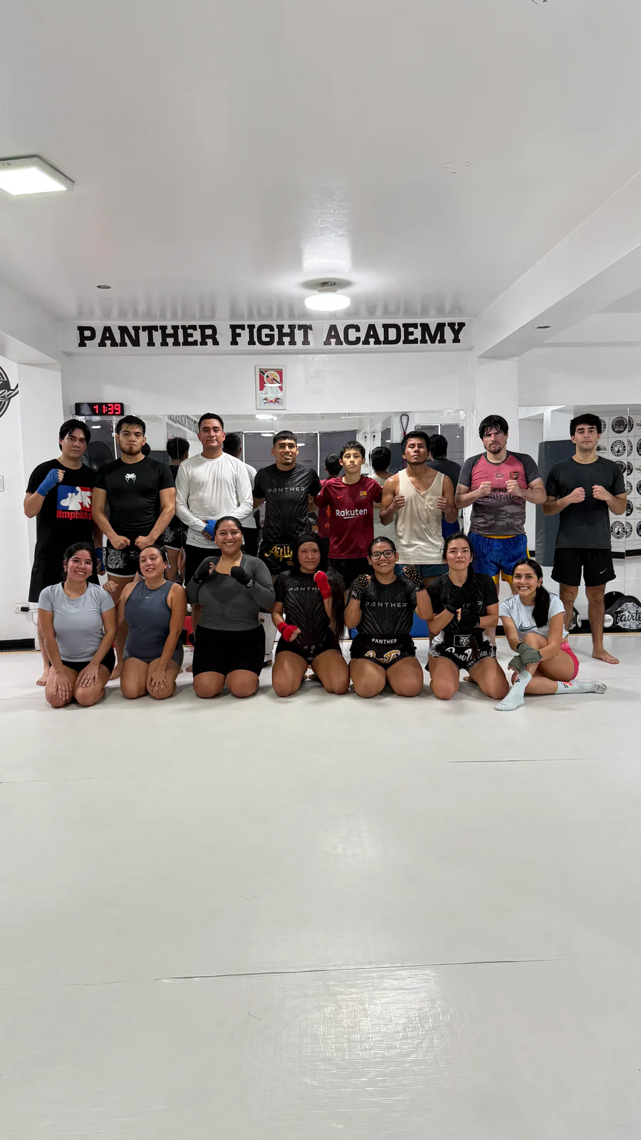 Equipo de Muay Thai de Panther Fight Academy reunido en el tatami