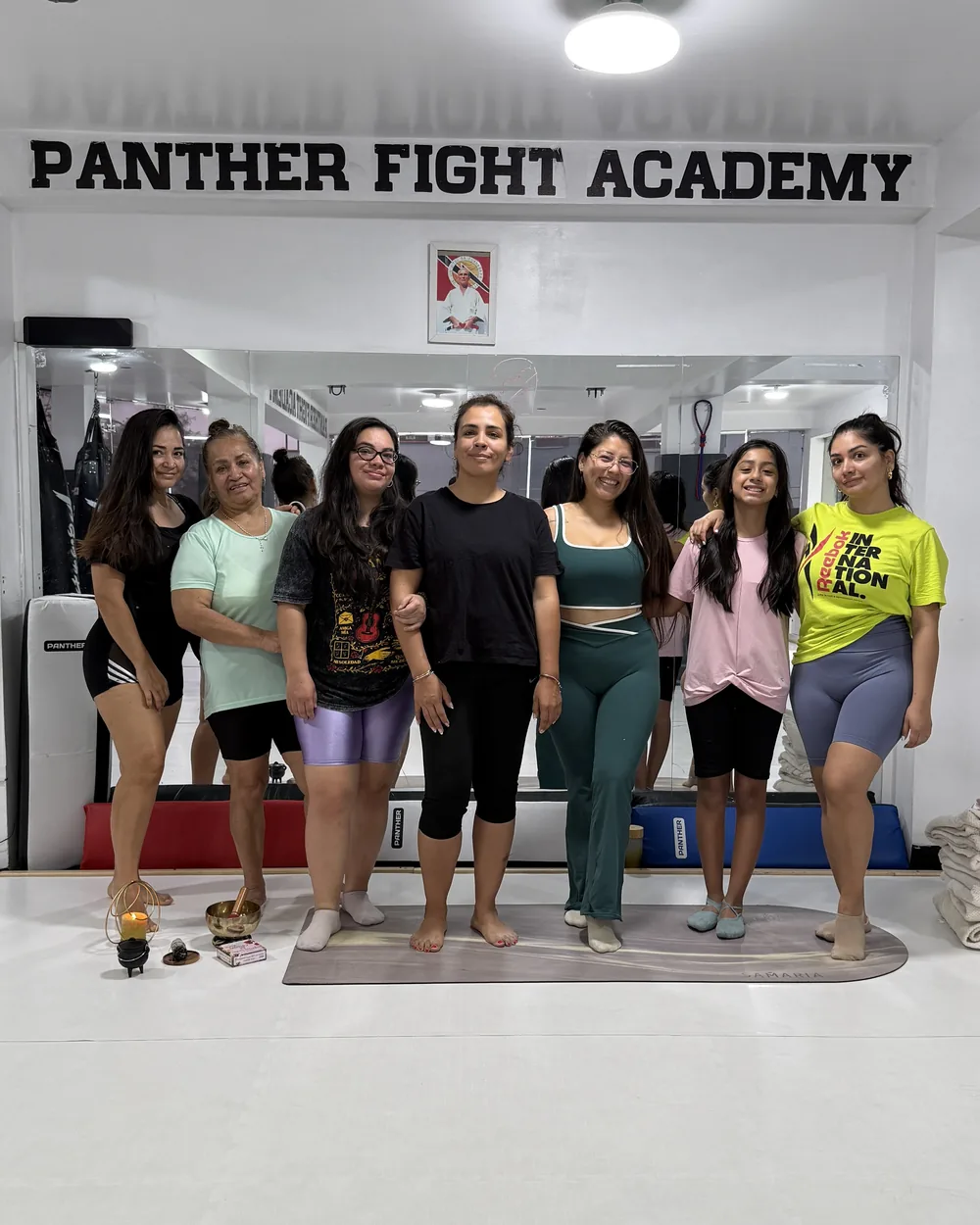 Grupo de alumnas después de una sesión de Yoga en Panther Fight Academy
