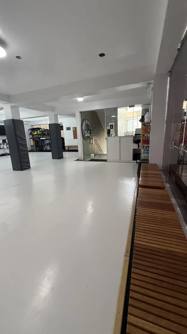 Acceso y bancas de espera de Panther Fight Academy