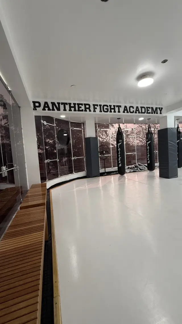 Bancas de espera junto al tatami de Panther Fight Academy