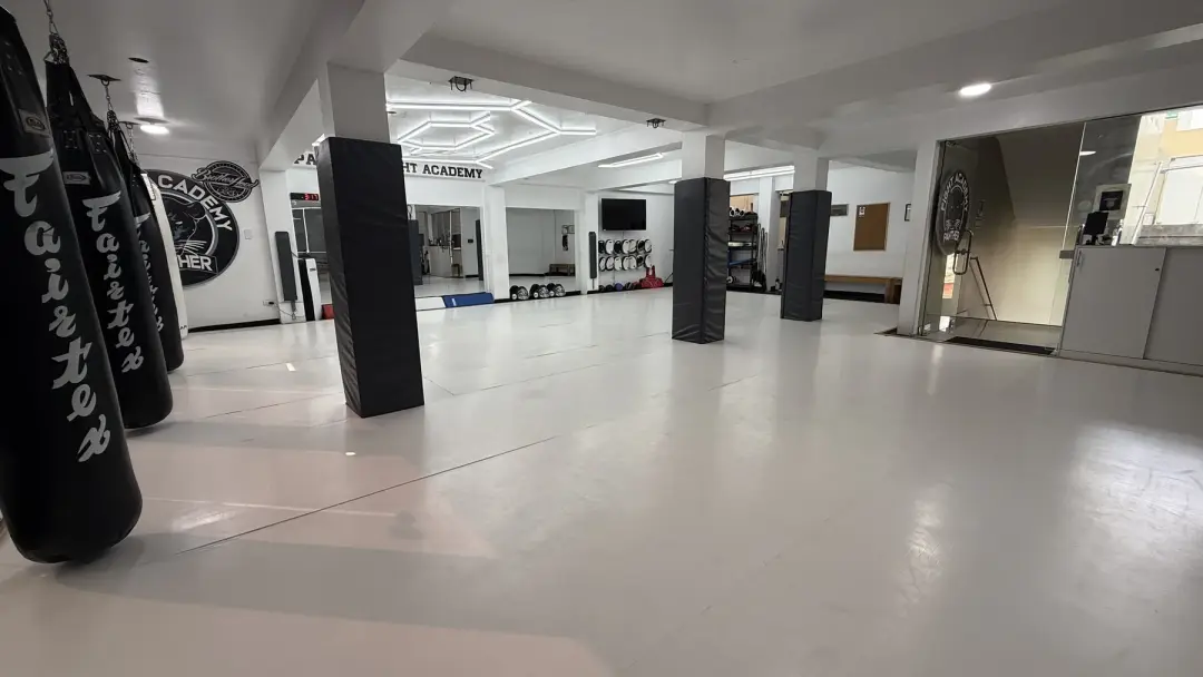 Vista general del tatami con sacos de entrenamiento