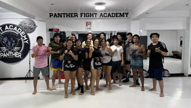 Grupo de alumnos de Muay Thai en Panther Fight Academy