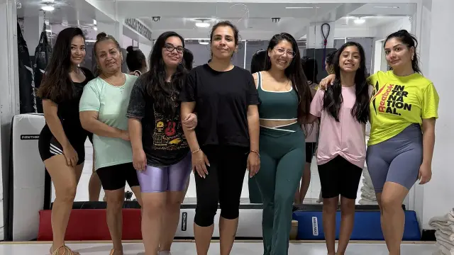 Grupo de alumnas de Yoga en Panther Fight Academy