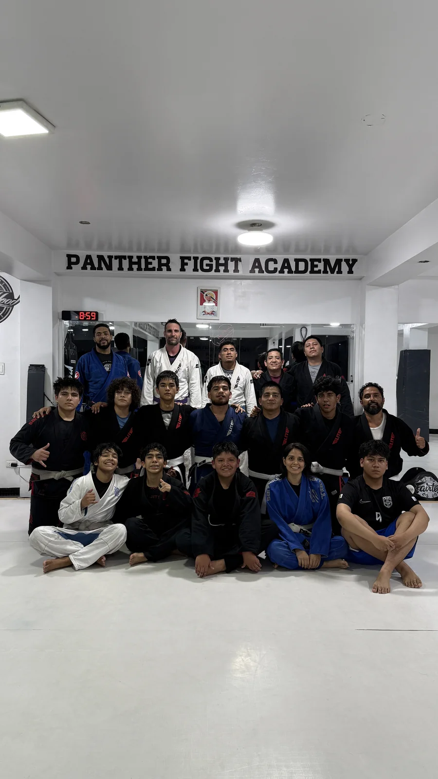Alumnos entrenando Jiu Jitsu en Panther Fight Academy