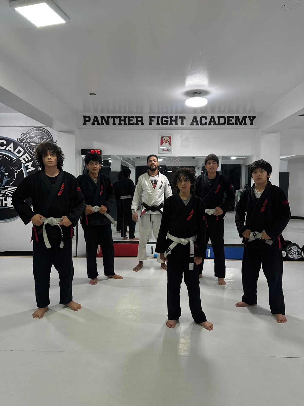 Adolescentes del programa general de Jiu Jitsu con su profesor