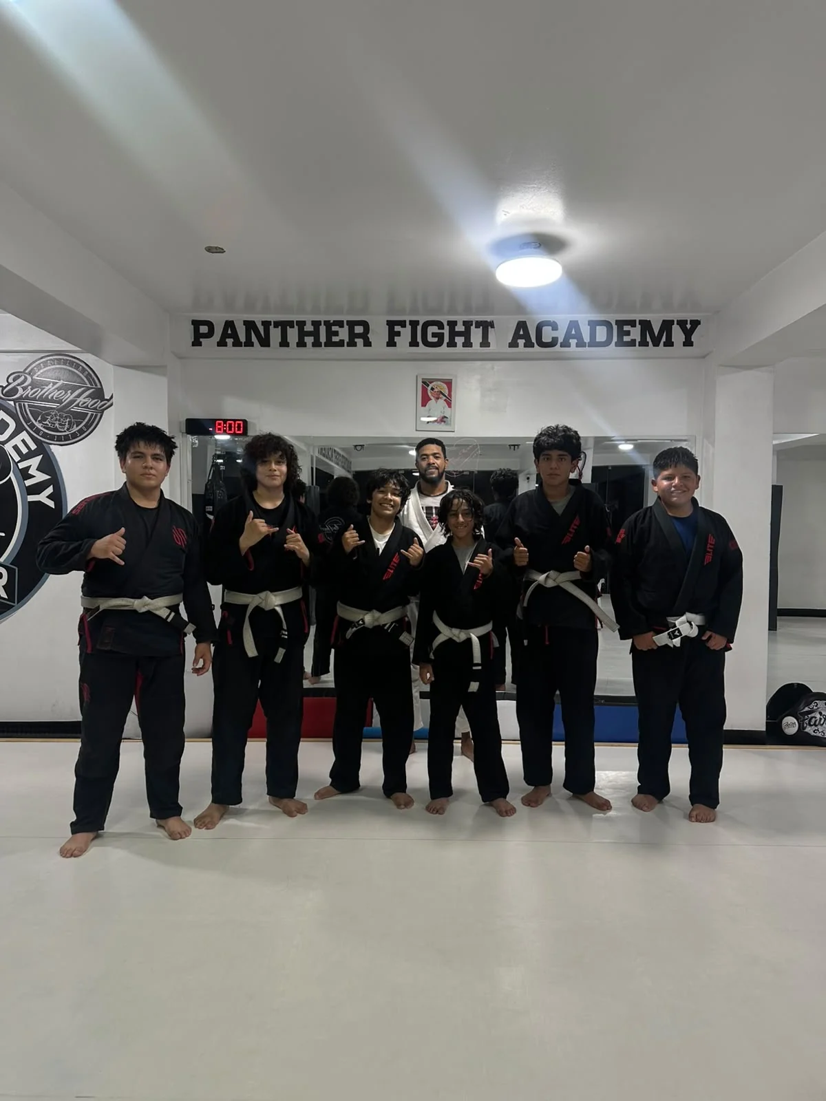 Grupo de adolescentes de Jiu Jitsu con GI