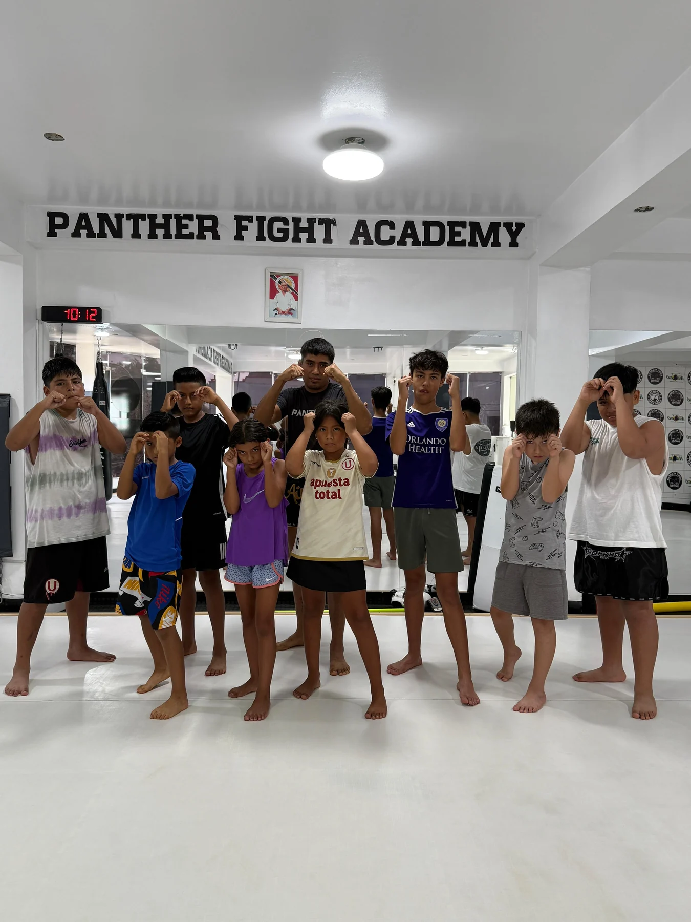 Grupo de Muay Thai Kids junto a su profesor en Panther Fight Academy