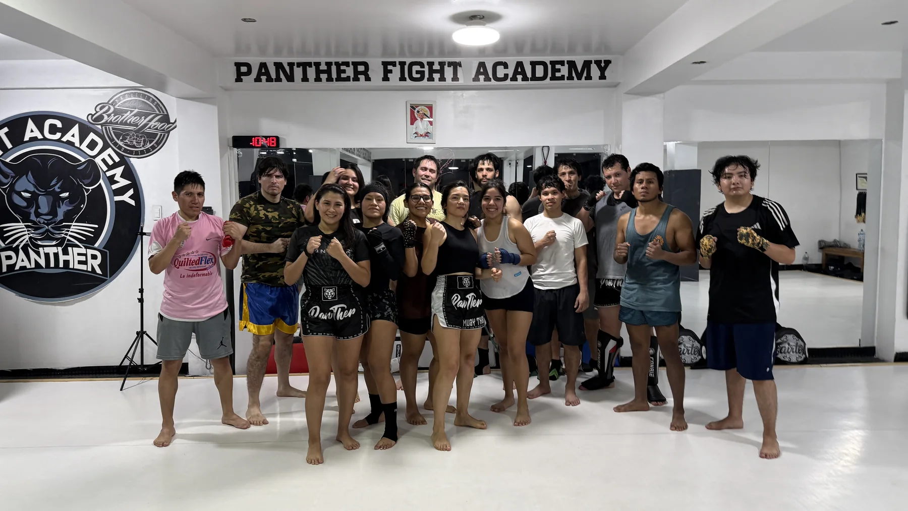 Alumnos entrenando Muay Thai en Panther Fight Academy